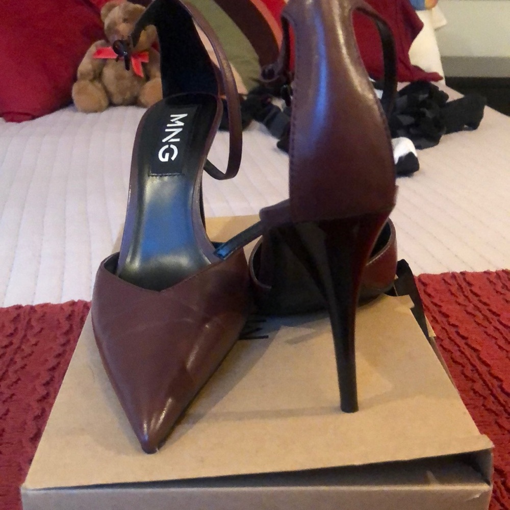 MNG strappy pump